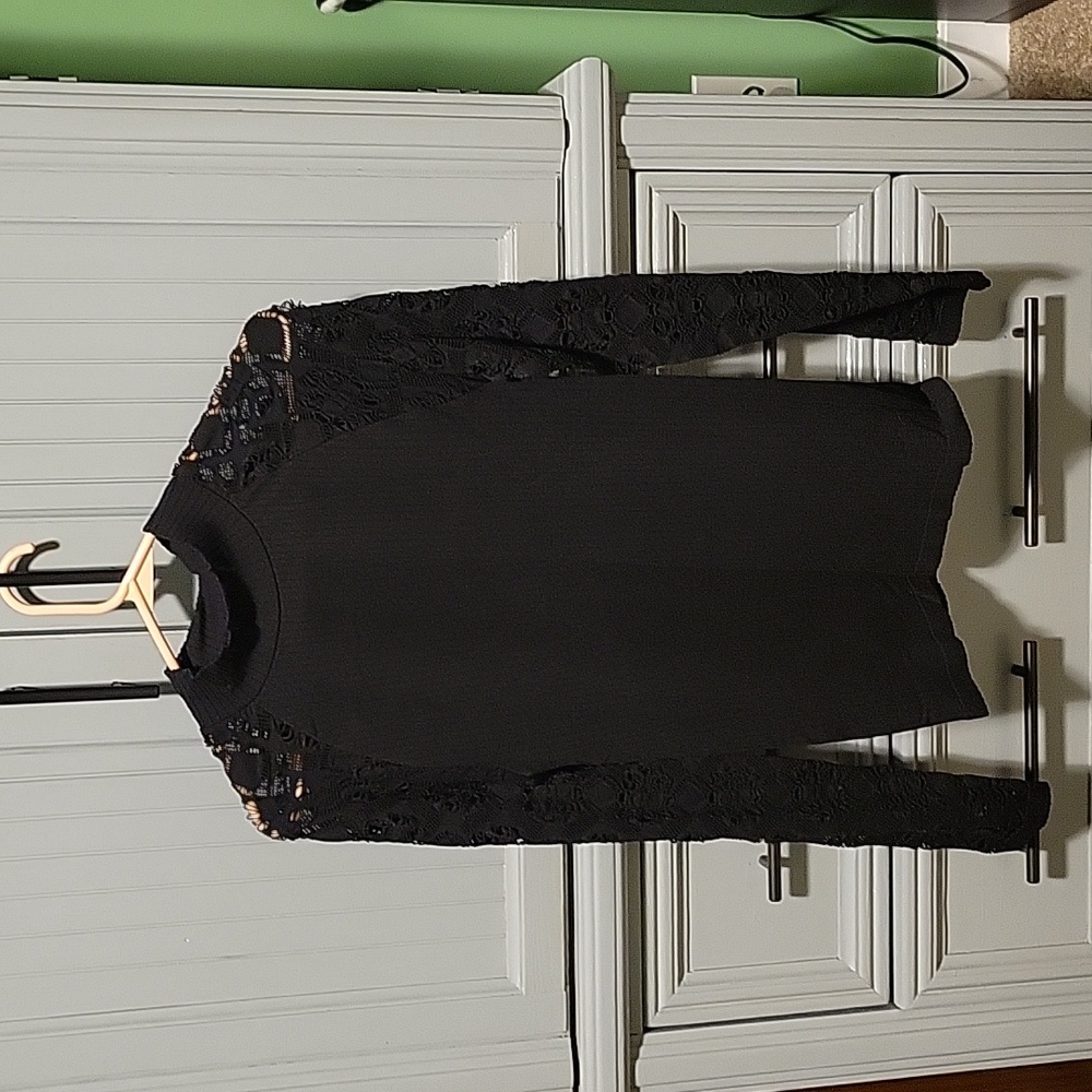 Venus lace sleeve form fitted top